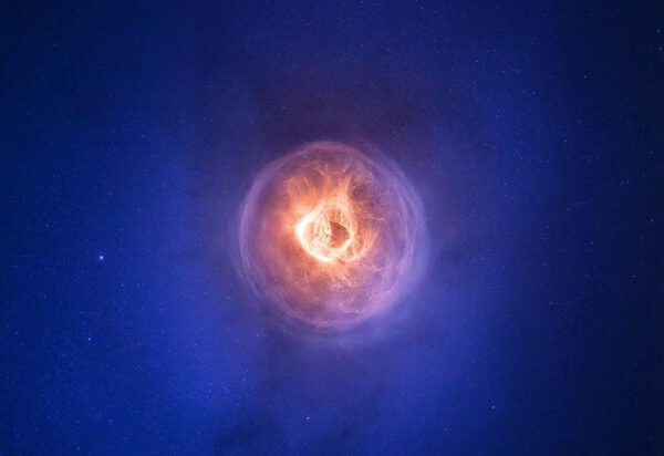 Космическая туманность в форме шара в темно-синем космосе, яркое центральное свечение.