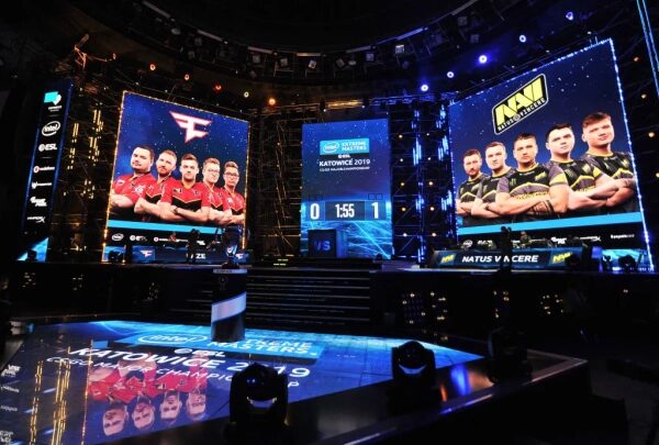Сцена турнира Intel Extreme Masters 2019 с командами FaZe Clan и Na'Vi.
