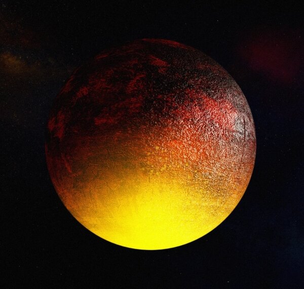 Планета с огненно-жёлтой и красной текстурой в космосе.