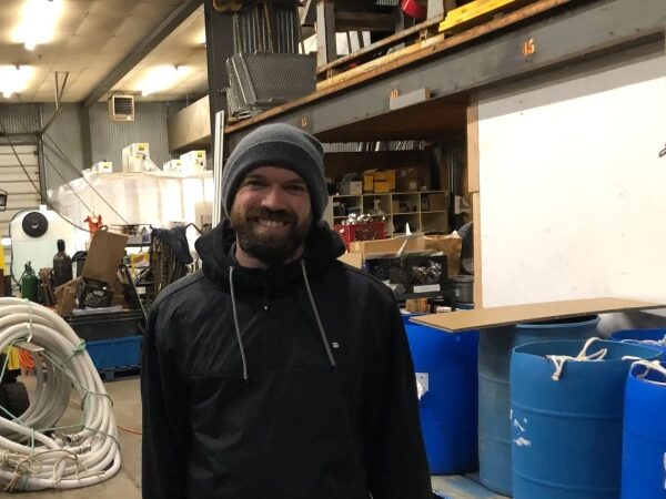 Изображение может содержать: кепку, одежду, шляпу, пальто, лицо, голову, человека, фотографию, портрет, куртку, взрослого и бейсболку.