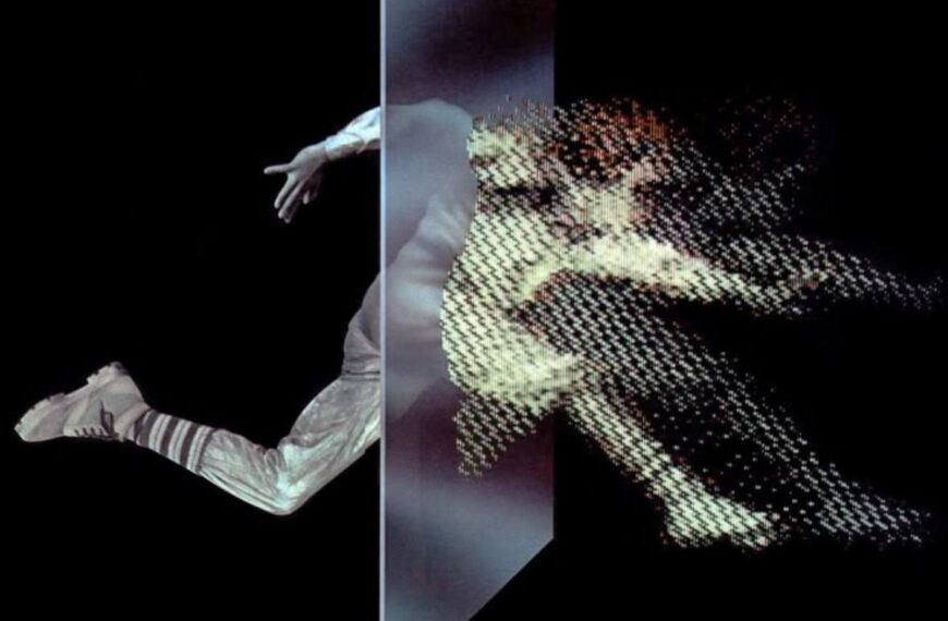 Человек прыгает через экран, слияние цифрового и физического, черный фон.