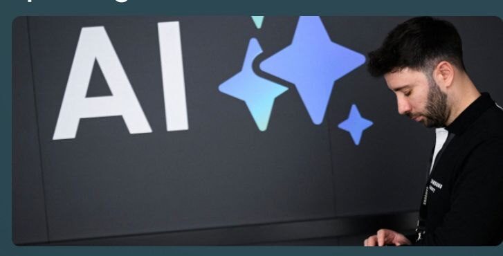 Мужчина у стены с надписью AI и цветовыми фигурами, тематика искусственного интеллекта.