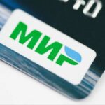 Карта с логотипом "Мир", крупный план, зелёно-синий дизайн на белом фоне.