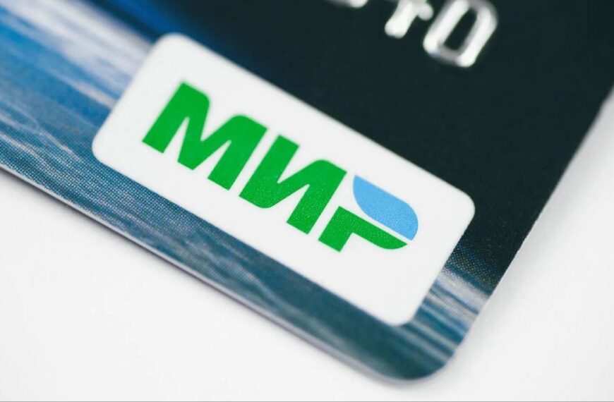 Карта с логотипом "Мир", крупный план, зелёно-синий дизайн на белом фоне.