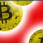 Золотые монеты с символом биткоина на красном фоне, цифровая валюта.