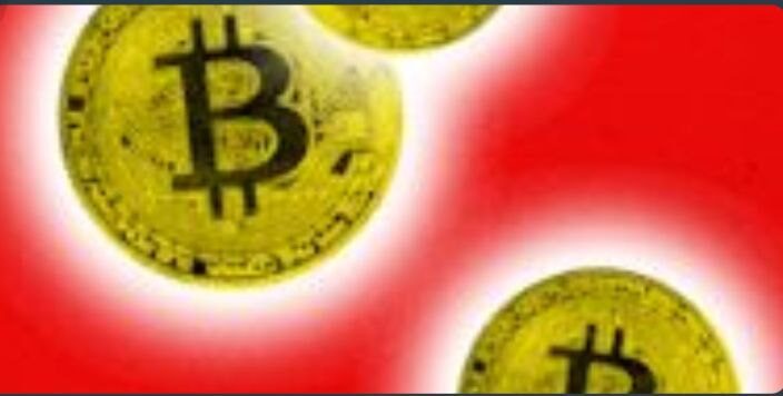 Золотые монеты с символом биткоина на красном фоне, цифровая валюта.