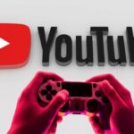 YouTube и игровой контроллер, руки держат геймпад, фоне логотип.