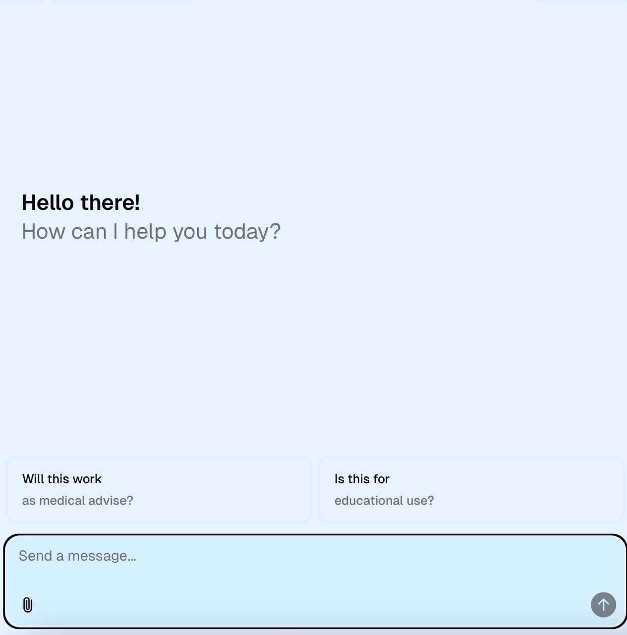 Чат-интерфейс с приветственным сообщением и опциями для ответа пользователю.