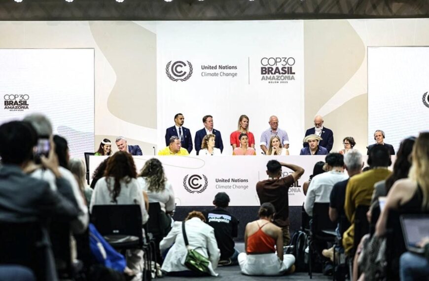 Конференция ООН по климату COP30 в Амазонии, Бразилия, 2030 год, участники за круглым столом.