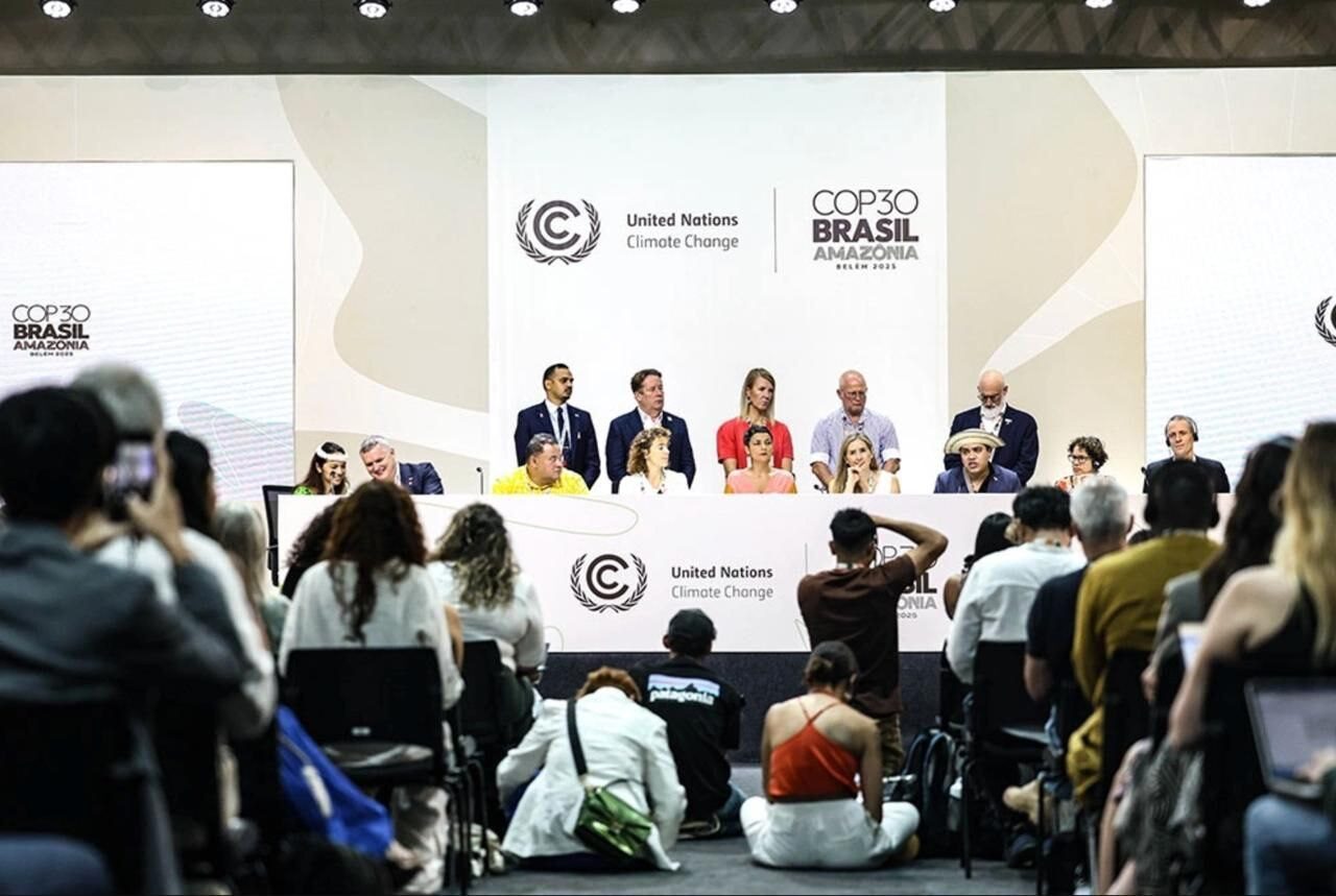 🧠 Как ИИ превращает выбросы в проекты. На COP30 утвердили... 2 Конференция ООН по климату COP30 в Амазонии, Бразилия, 2030 год, участники за круглым столом.