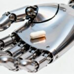 Роботизированная рука держит белую капсулу на ладони, технологии и медицина.