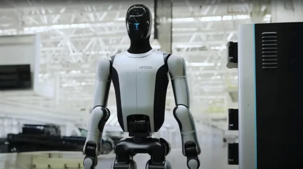 Человекоподобный робот Ubtech в технологическом помещении.