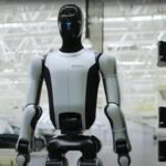 Человекоподобный робот Ubtech в технологическом помещении.