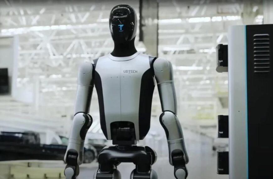 Человекоподобный робот Ubtech в технологическом помещении.