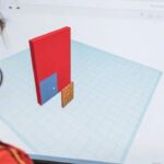 Человек работает с 3D-моделированием на компьютере.