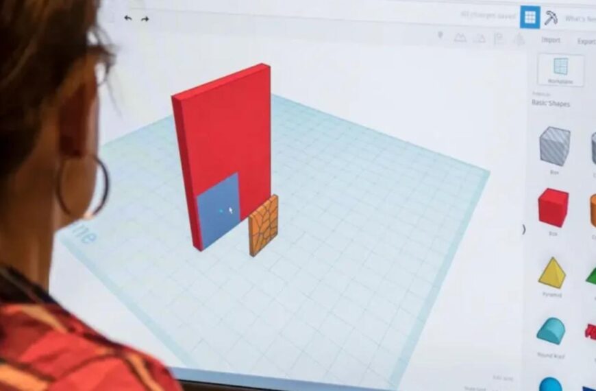 Человек работает с 3D-моделированием на компьютере.