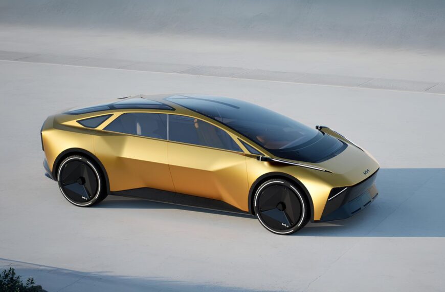 Золотистый концепт-кар Kia на открытой площадке, вид сбоку.