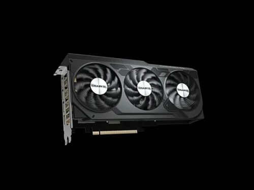 Видеокарта Gigabyte с тремя вентиляторами на черном фоне, вид сбоку.