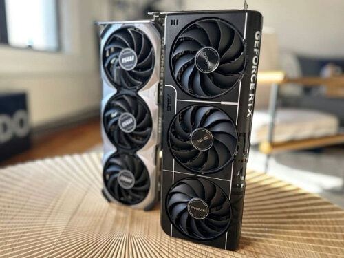 Две видеокарты GeForce RTX на деревянном столе в интерьере комнаты.