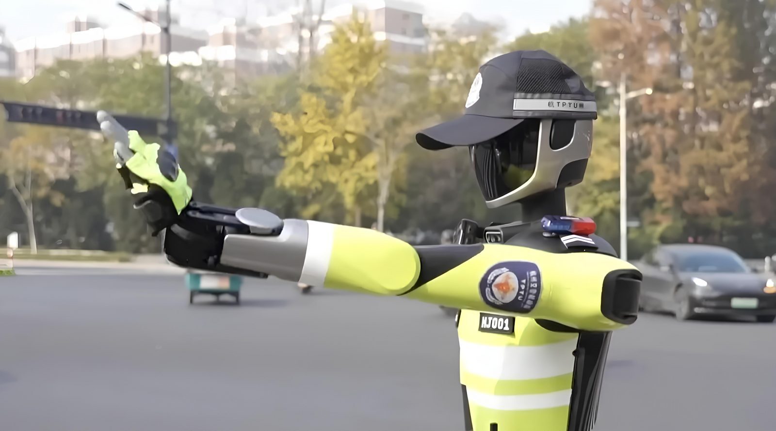 Робот-регулировщик на дороге в городской обстановке.