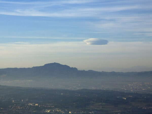 Облако над горами на фоне ясного неба, пейзаж, необычные облачные формирования.