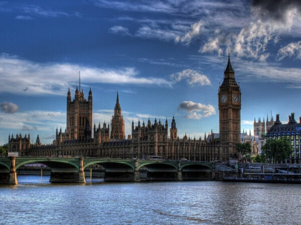 Биг-Бен и Вестминстерский дворец в Лондоне на фоне облачного неба.