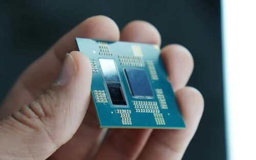 Человек держит центральный процессор на синем фоне. Полупроводниковая технология.