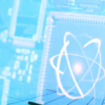 Изображение атома на фоне микрочипа, символизирующее нанотехнологии и инновации.