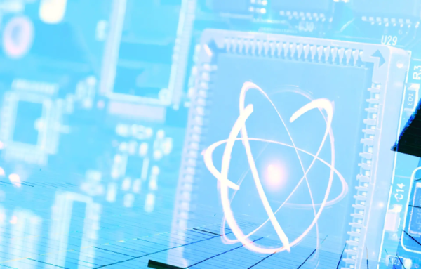 Изображение атома на фоне микрочипа, символизирующее нанотехнологии и инновации.