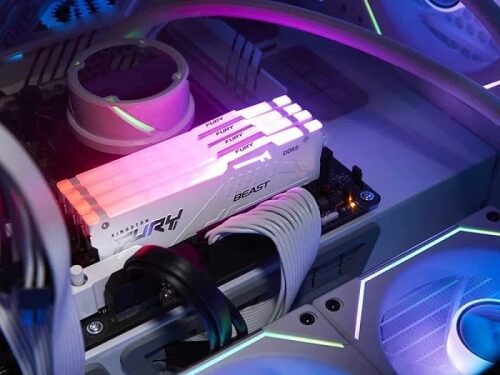 Компьютерная сборка с подсветкой, модули оперативной памяти в корпусе.