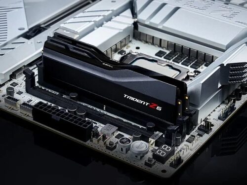 Материнская плата с установленной оперативной памятью Trident Z5.