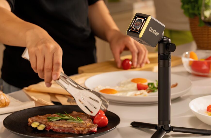 Человек готовит мясо со специями на кухне, снимая процесс на камеру.