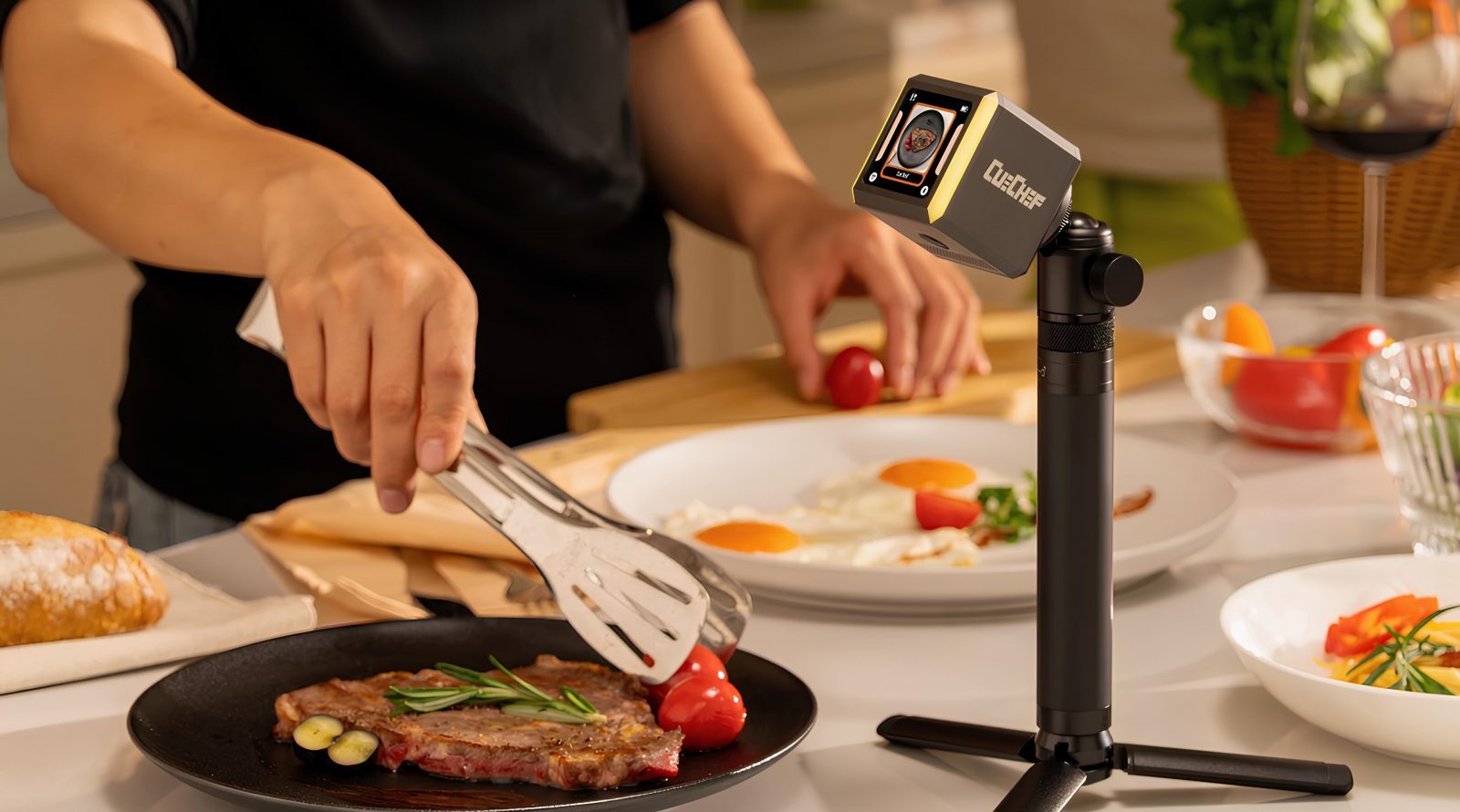 Человек готовит мясо со специями на кухне, снимая процесс на камеру.