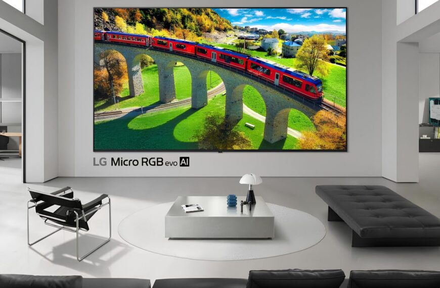 Телевизор LG Micro RGB evo AI показывает пейзаж с поездом в современном интерьере.