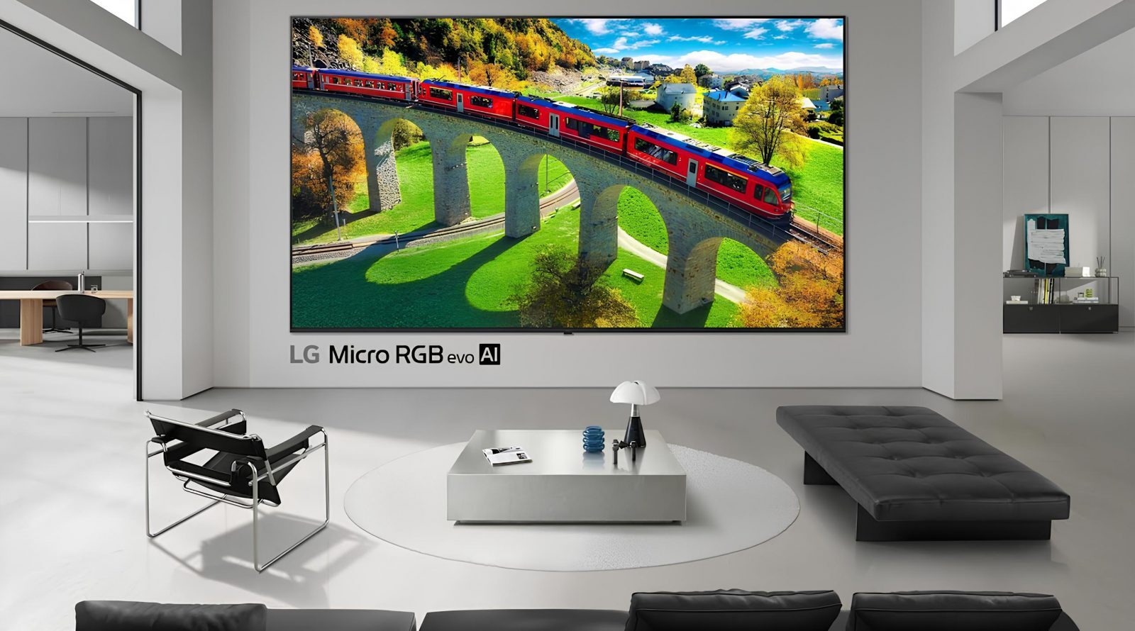 Телевизор LG Micro RGB evo AI показывает пейзаж с поездом в современном интерьере.
