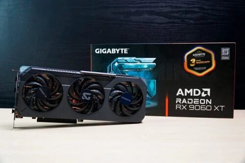 Видеокарта Gigabyte AMD Radeon RX 9060 XT с коробкой на фоне, три вентилятора.