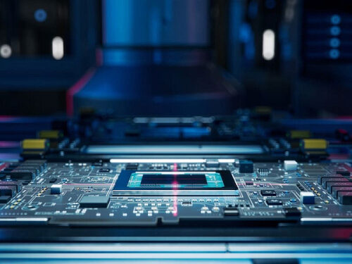 Микрочип на печатной плате в процессе производства в заводских условиях.