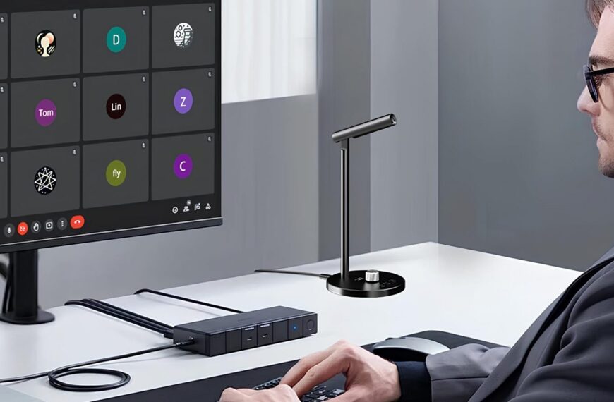 Видеоконференция на компьютере в офисе с подключённой периферией.