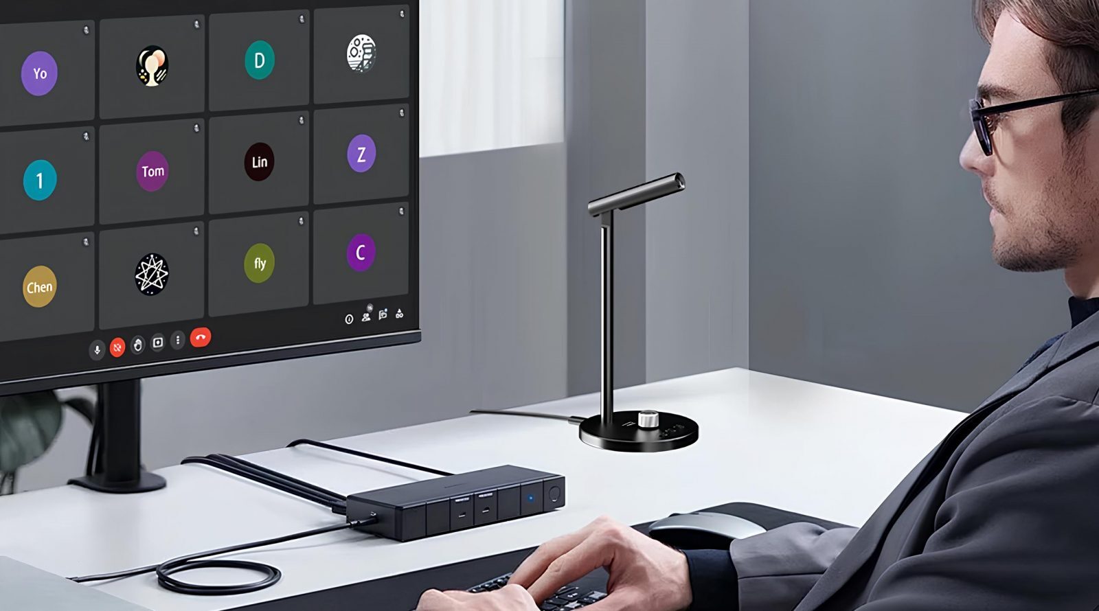 Видеоконференция на компьютере в офисе с подключённой периферией.