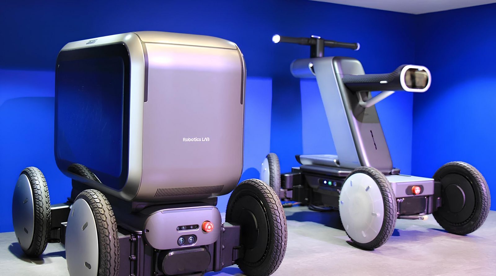 Роботы-доставщики на колесах в лаборатории робототехники синий фон.