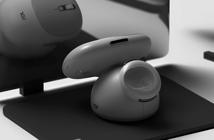 Современная беспроводная мышь и монитор на рабочем столе.