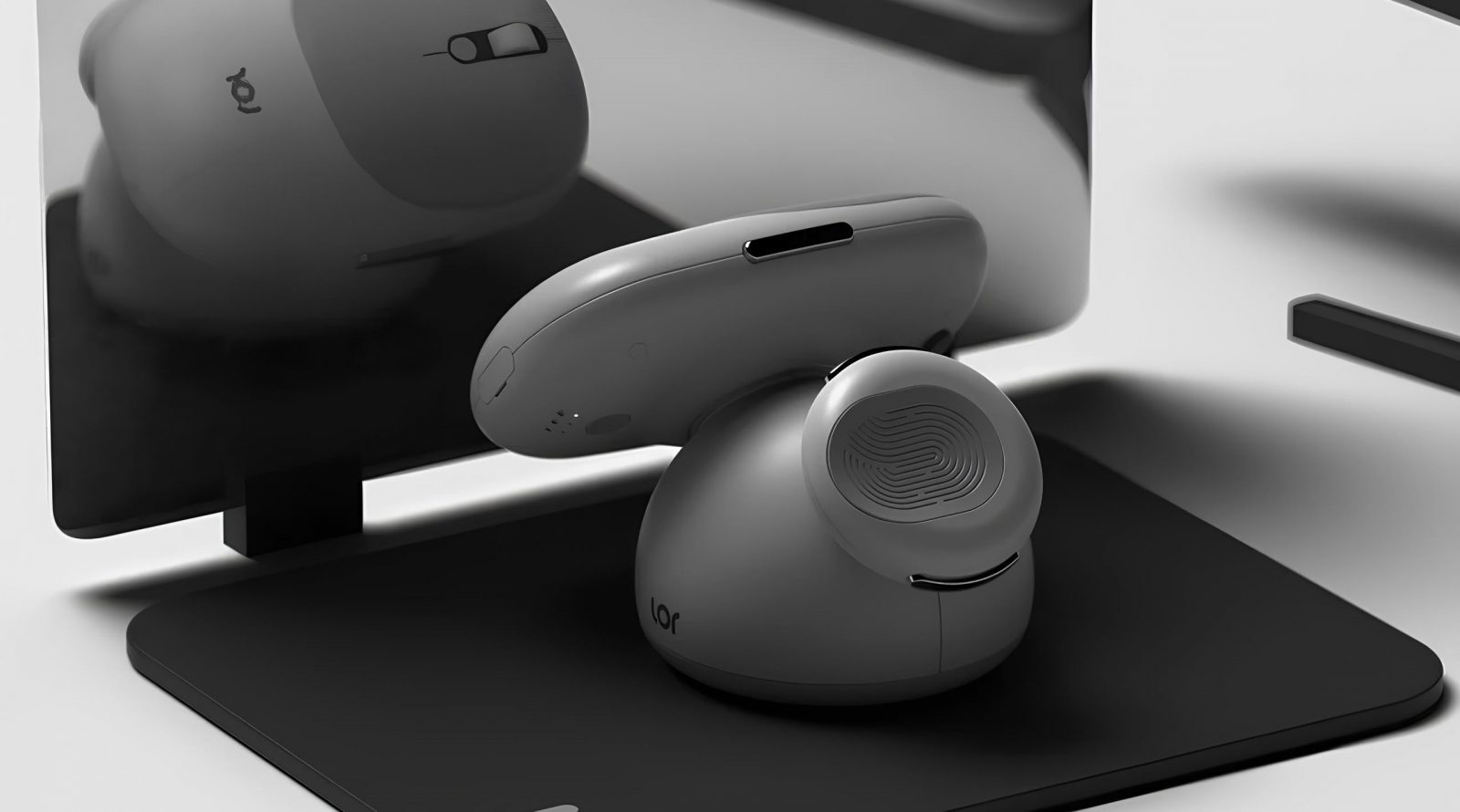 Современная беспроводная мышь и монитор на рабочем столе.