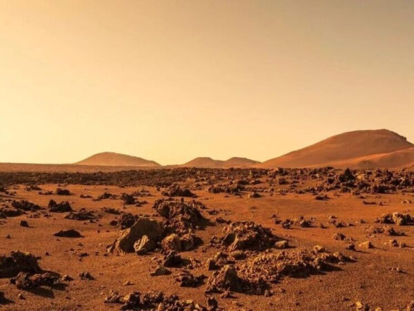 Марсианский пустынный пейзаж с каменистой местностью под оранжевым небом.