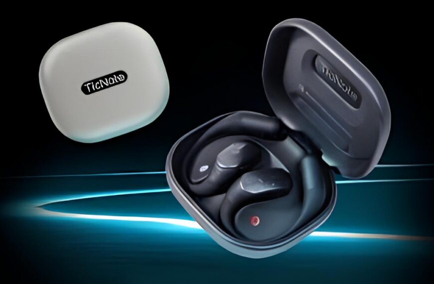 Беспроводные наушники в зарядном футляре на тёмном фоне.