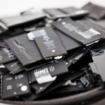 Куча использованных литий-ионных батарей для утилизации.