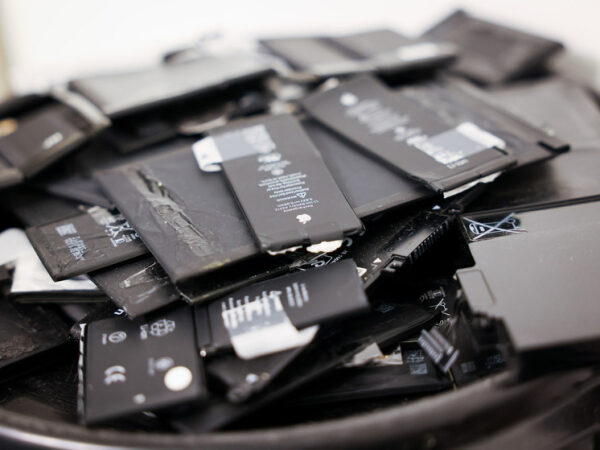 Куча использованных литий-ионных батарей для утилизации.