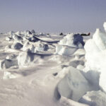 Арктический пейзаж с ледяными торосами и снежной равниной.