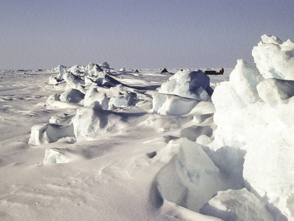 Арктический пейзаж с ледяными торосами и снежной равниной.