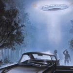 НЛО в ночном лесу над машиной, свет на людей, мистическая атмосфера.