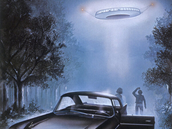 НЛО в ночном лесу над машиной, свет на людей, мистическая атмосфера.